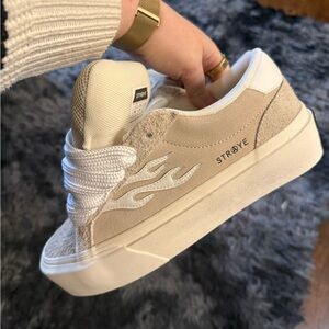 STRAYE Logan puff Women's Cream and White Sneakers